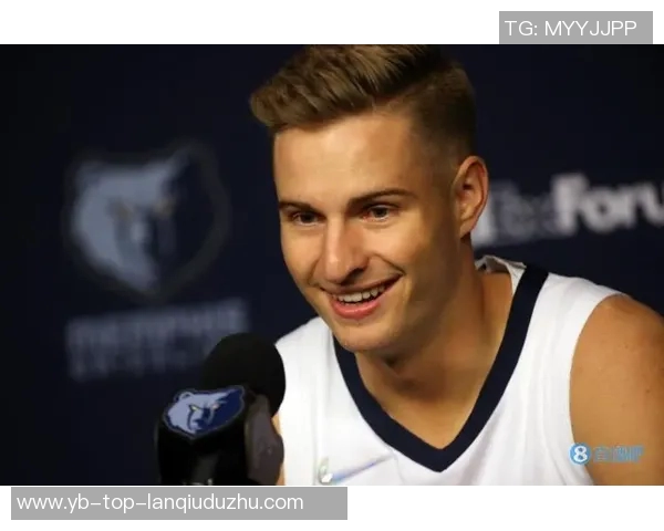 梅里尔首节替补表现抢眼三分球三投全中贡献9分